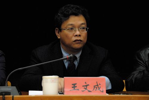 州长杨林兴在会议上讲话中共广南县委副书记,县长马骞林代表广南县委