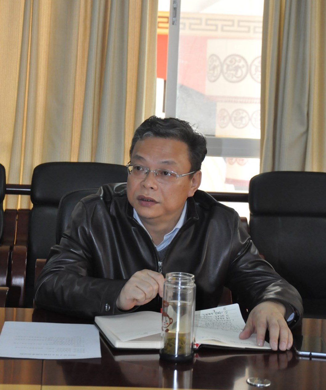 院党组成员,机关党委书记,副院长王文成主持会议 代丽/摄