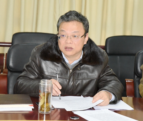 院党组成员,副院长,机关党委书记王文成主持会议 李春国/摄